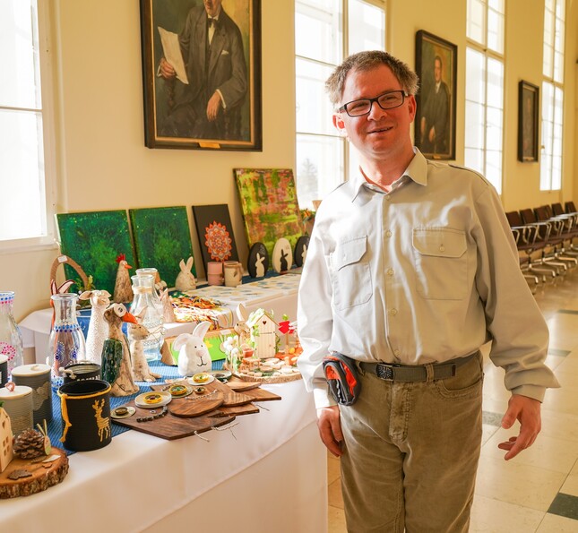 Ein Bewohner steht vor der Auswahl des Ostermarkts. 