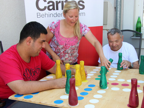 Bewohner spielen Mensch ärgere dich nicht im Caritas Haus St. Stephan