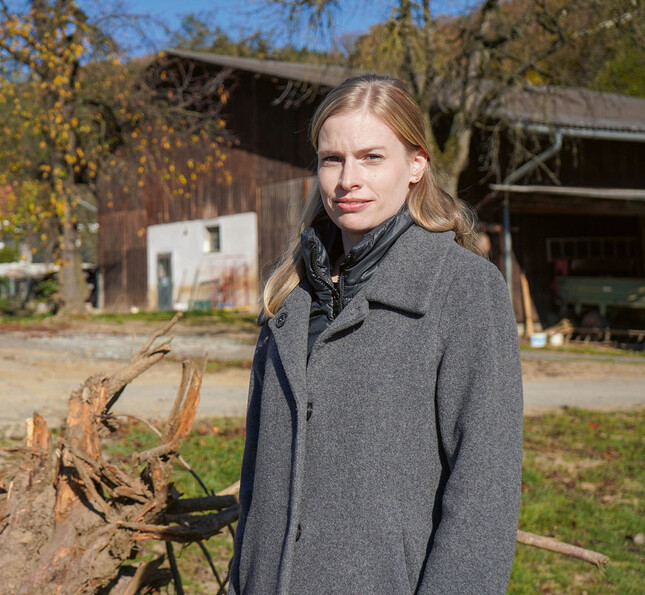 Eine blonde Frau schaut traurig in die Kamera nach den Überschwemmungen. 
