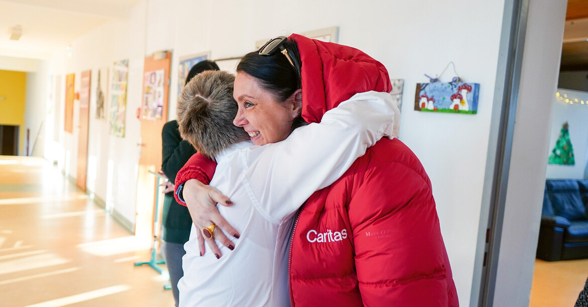 Ein Bewohner umarmt die Caritas Direktorin im Haus Vitus. 