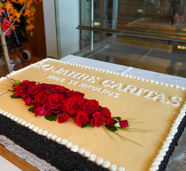 Eine große Torte mit den Schriftzug "20 Jahre Caritas Haus St. Nikolaus".