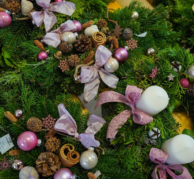 Ein Adventkranz in Nahaufnahme. 