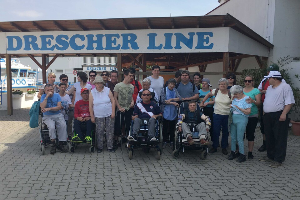 Gruppenfoto der BewohnerInnen und BetreuerInnen vom Caritas Haus St. Stephan beim Ausflug zum Neusiedlersee
