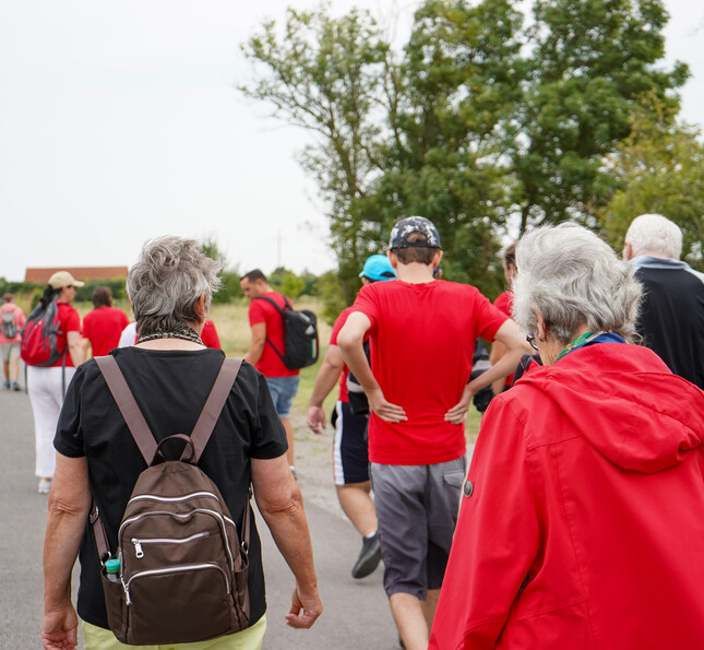 Mehrere Menschen wandern bei der Aktion Wandern gegen Hunger. 