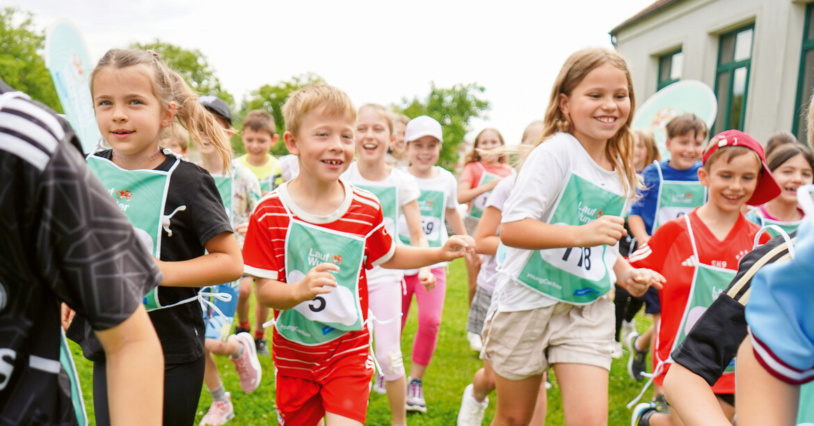 Mehrere Kinder beim laufen mit Startnummer und ganz viel Freude. 