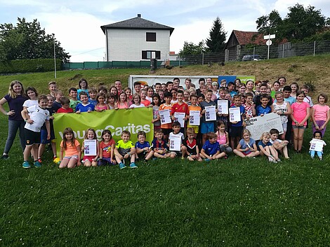 Gruppenfoto der Volksschule und NMS Bernstein beim Caritas LaufWunder