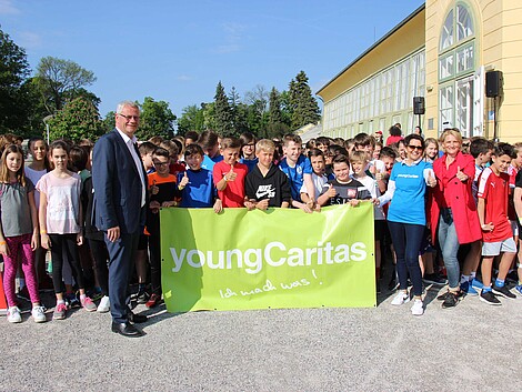 Gruppenfoto vor dem Startschuss des Caritas LaufWunders in Eisenstadt